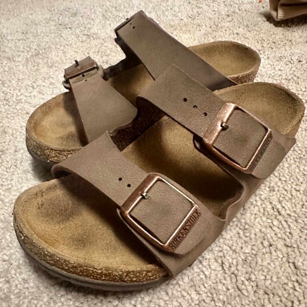 Mocha leather Birkenstock Arizona’s (Little kid 13-13.5) or Euro 31